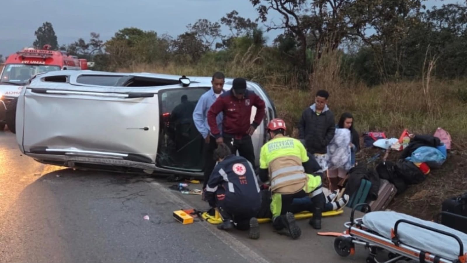 Patrocínio: Carro capota na BR-365 próximo ao restaurante Caipirão e deixa passageira ferida na manhã desta segunda-feira